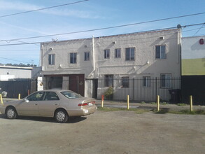 1825 Cherry Ave in Long Beach, CA - Building Photo - Building Photo