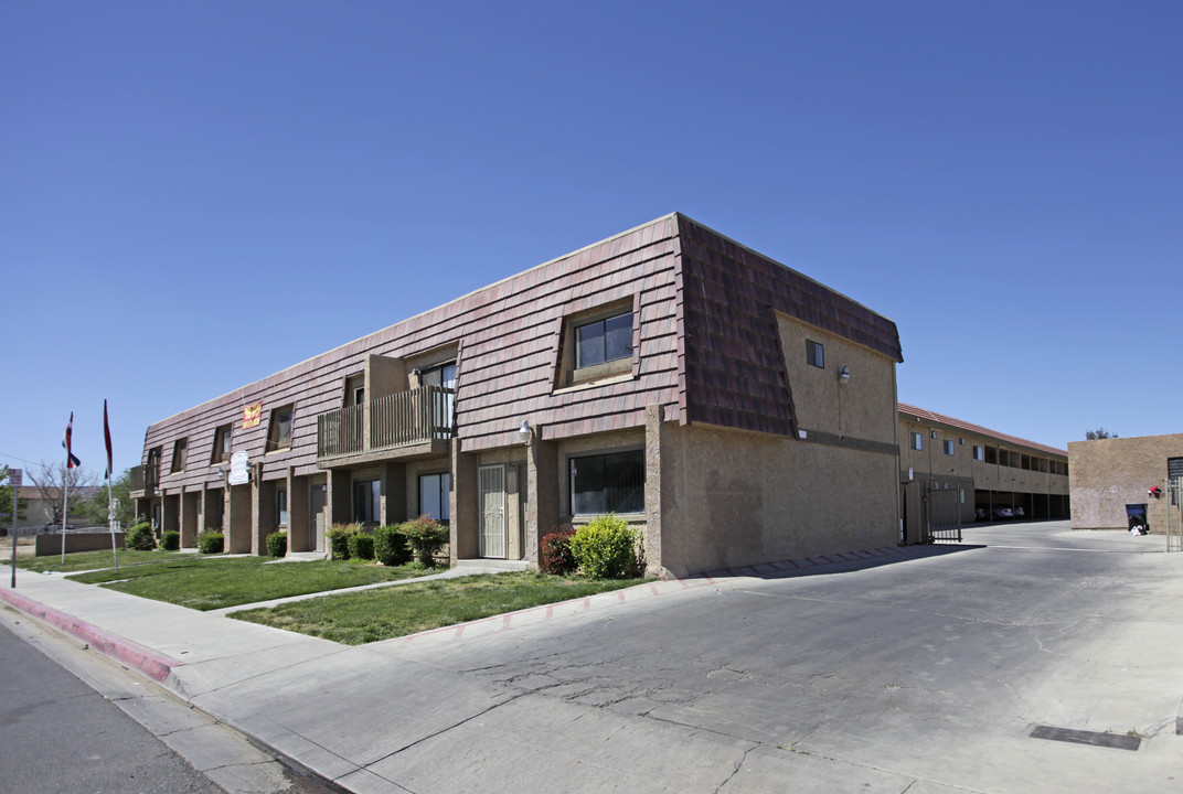 Courtyard Apartments in Palmdale, CA - Foto de edificio