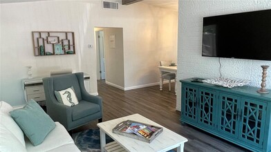 2504 S Milmar Dr in Sarasota, FL - Building Photo - Building Photo