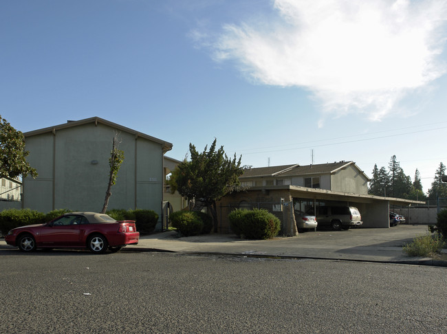 5695-5705 E Huntington Blvd in Fresno, CA - Foto de edificio - Building Photo