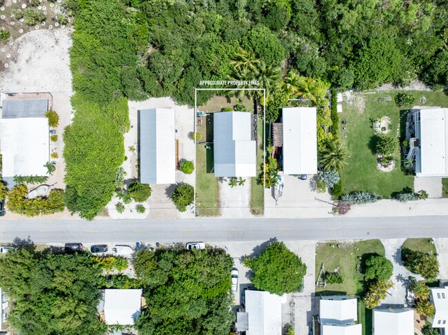 29283 Coconut Palm Dr in Big Pine Key, FL - Building Photo - Building Photo