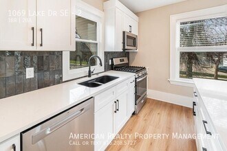 1069 Lake Dr SE in Grand Rapids, MI - Building Photo - Building Photo