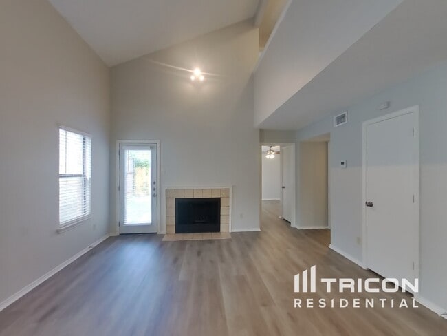 1611 Sunset Village Dr in Duncanville, TX - Building Photo - Building Photo