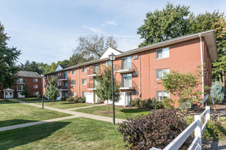 St. Charles Court Apartments in Canton, OH - Foto de edificio - Building Photo