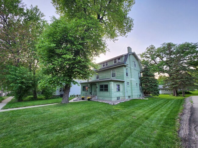 1699 Saint Clair Ave in St. Paul, MN - Building Photo - Building Photo