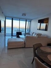 700 NE 24th St, Unit 2206 in Miami, FL - Foto de edificio - Building Photo