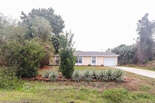 3834 S Chamberlain Blvd in North Port, FL - Building Photo