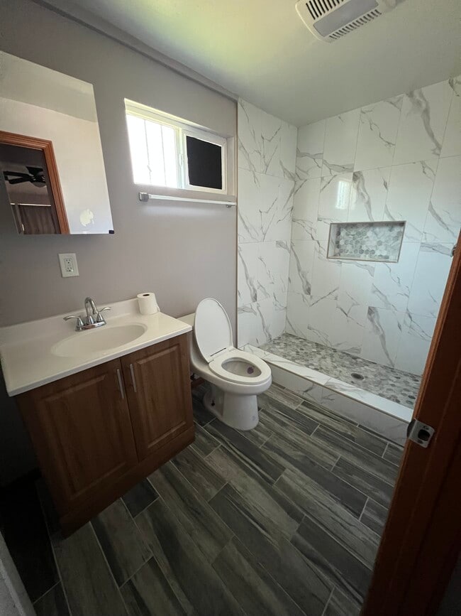 126 W 71st St in Los Angeles, CA - Building Photo - Building Photo