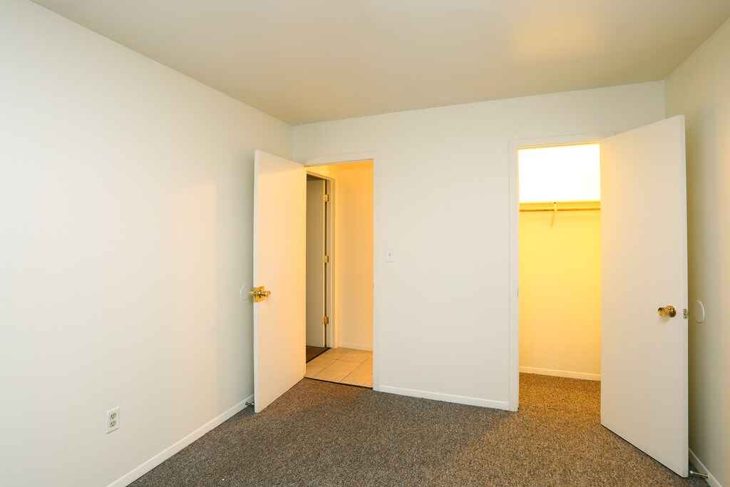 Country Chalet Apartments Zion, IL Apartments