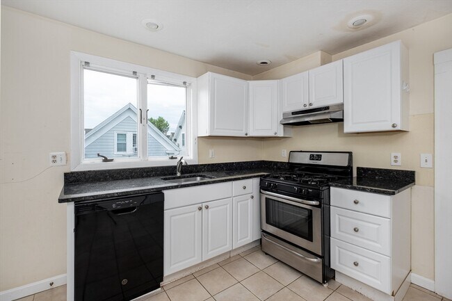 14 Kilby St, Unit 2R in Somerville, MA - Building Photo - Building Photo