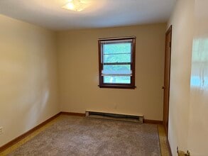 86 Oakwood Rd in East Lyme, CT - Building Photo - Building Photo