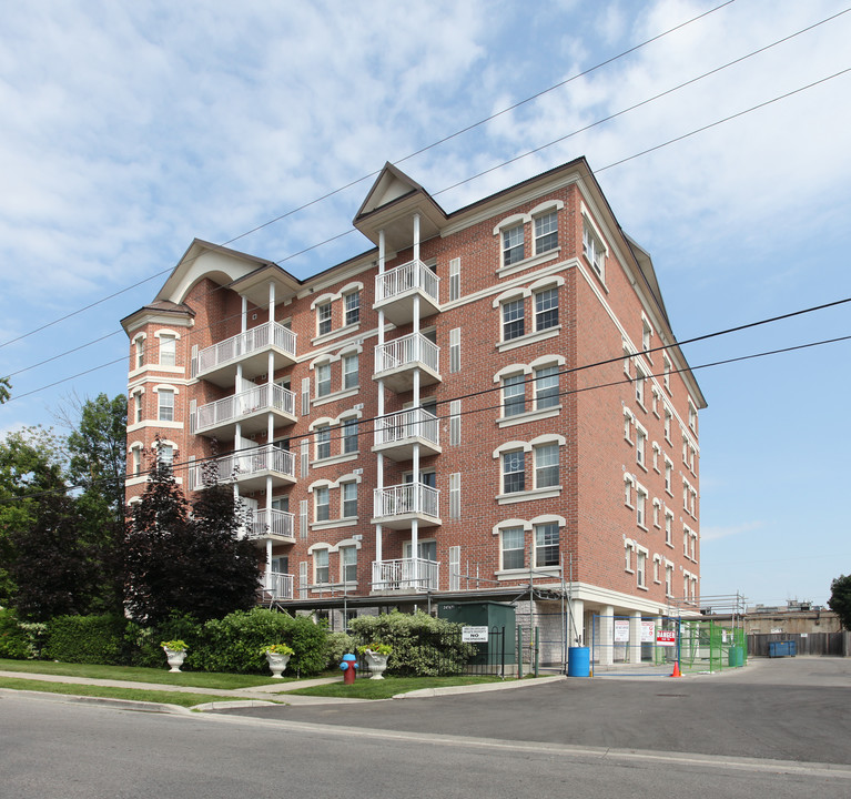 The Rosehill Suites in Richmond Hill, ON - Building Photo