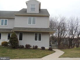 404 Pinebrooke Cir in Downingtown, PA - Building Photo