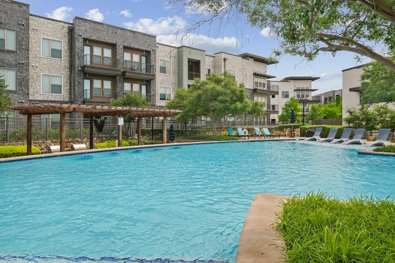 Mercer 1900 in Farmers Branch, TX - Foto de edificio