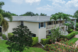 Stratford at Hunters Run Condominiums in Boynton Beach, FL - Building Photo - Building Photo