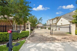 1321 Whispering Pines Dr in Houston, TX - Building Photo