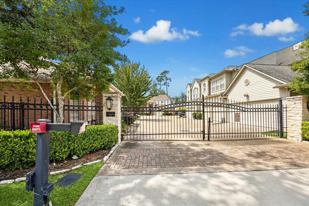 1321 Whispering Pines Dr in Houston, TX - Building Photo