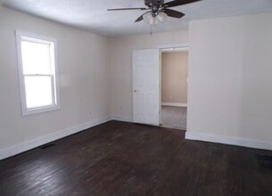 327 W Thornton St in Paoli, IN - Building Photo - Building Photo