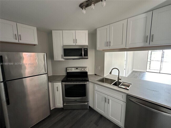 855 NE 209th St in North Miami Beach, FL - Building Photo - Building Photo