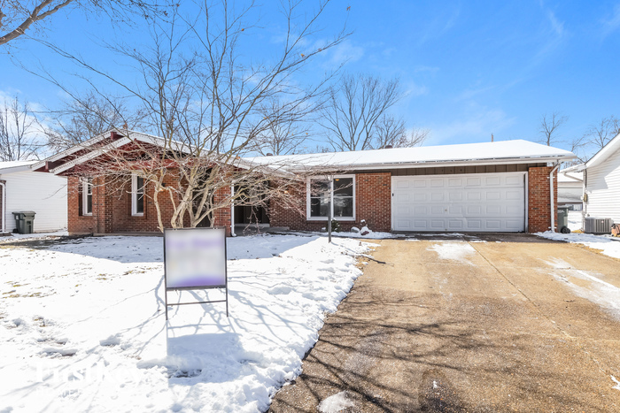 750 Carriage Ln in Hazelwood, MO - Building Photo