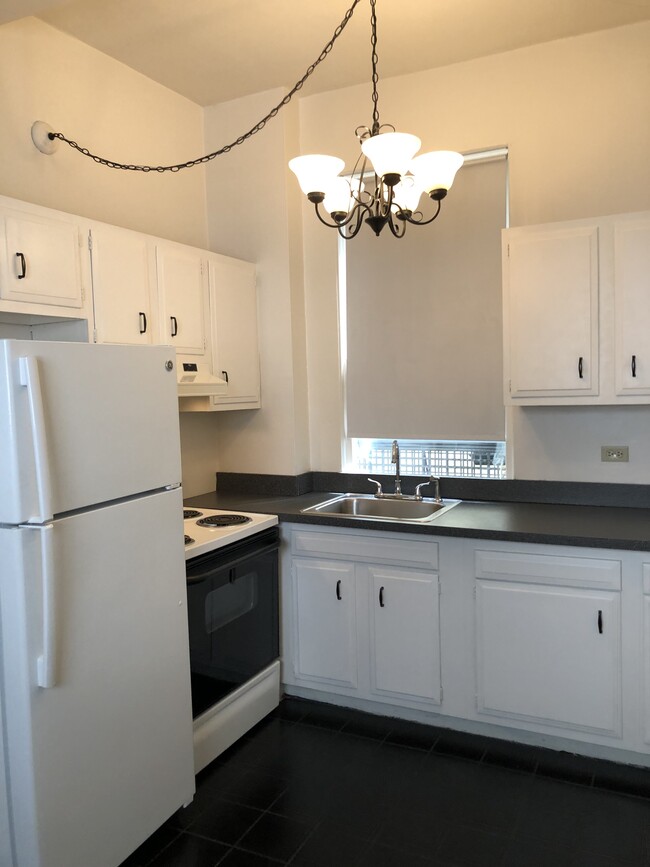 property at 2800 N Pine Grove Ave