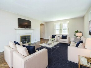 221 Manhasset Ave in Manhasset, NY - Building Photo - Building Photo