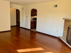 102 74th St in Darien, IL - Foto de edificio - Building Photo