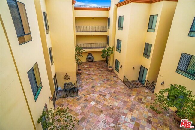 6938 Laurel Canyon Blvd-Unit -302 in Los Angeles, CA - Foto de edificio - Building Photo