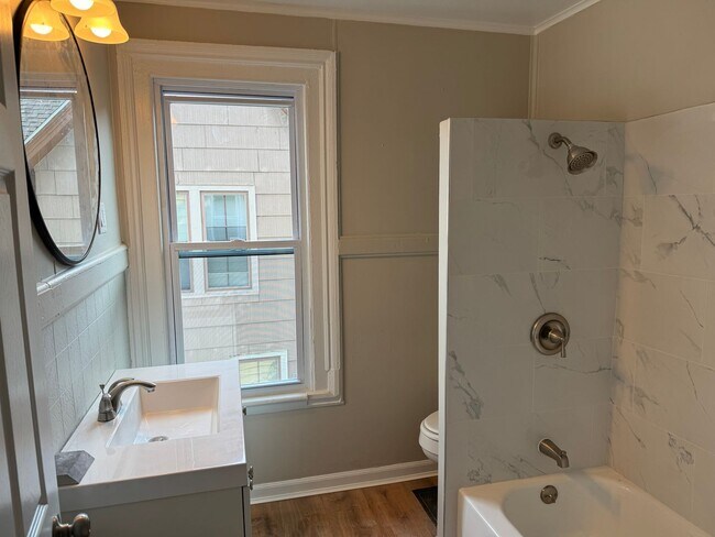 29-31 Woodlawn St-Unit -31(Left) Woodlawn Street in Rochester, NY - Building Photo - Building Photo