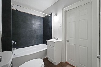 214 E 1st St in Deer Park, TX - Building Photo - Building Photo