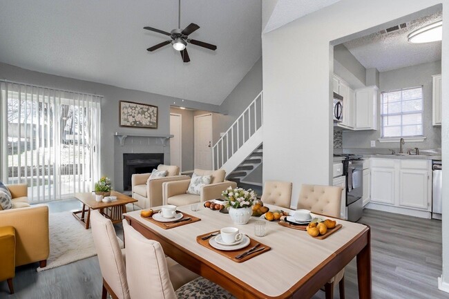 Sevilla Condos in Carrollton, TX - Foto de edificio - Building Photo