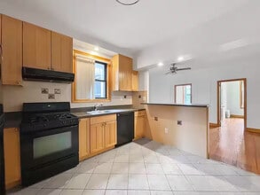 Furnished room/NOT APARTMENT, Unit 2 in Queens, NY - Foto de edificio - Building Photo