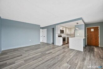 60 Strawberry Hill Ave in Stamford, CT - Foto de edificio - Building Photo