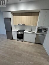 5105-5105 Hurontario St in Mississauga, ON - Building Photo - Building Photo