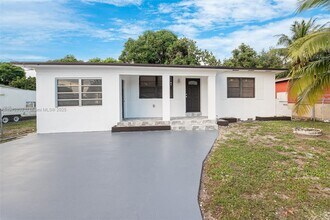 2823 NW 97th St in Miami, FL - Building Photo - Building Photo