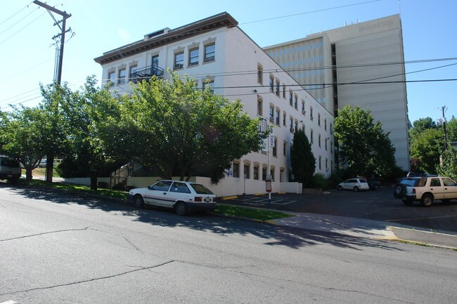 Rennwood Court Apartments in Spokane, WA - Foto de edificio - Building Photo