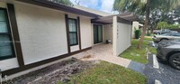 1660 NW 97th Way in Pembroke Pines, FL - Foto de edificio - Building Photo