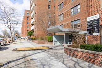 3130 Grand Concourse in Bronx, NY - Foto de edificio - Building Photo