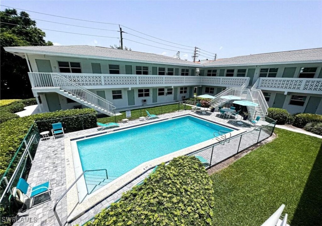 548 4th Ave S in Naples, FL - Foto de edificio