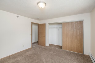 Gray Hawk Apartments in Mankato, MN - Building Photo