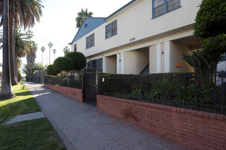 1035 Menlo Ave in Los Angeles, CA - Foto de edificio - Building Photo