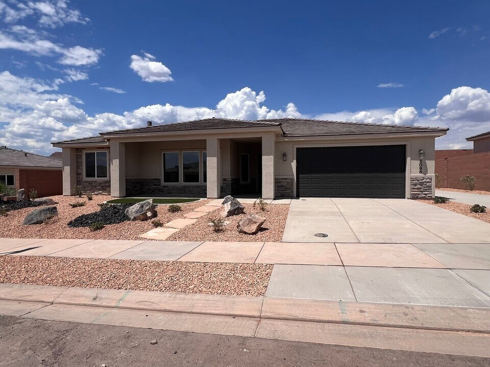 3098 W Coronado Dr in Hurricane, UT - Building Photo