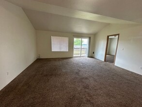 1180 W Vine St in Lebanon, OR - Building Photo - Building Photo