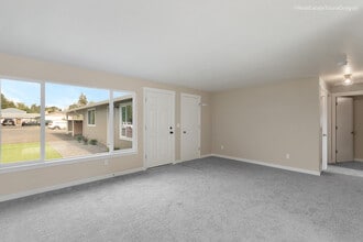 151 N 29th Ave, Unit B in Cornelius, OR - Building Photo - Building Photo