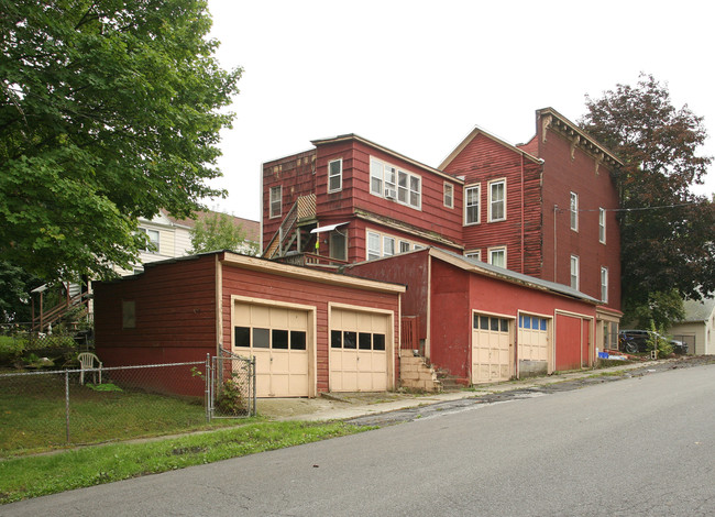 1588 Fifth St in Rensselaer, NY - Foto de edificio - Building Photo