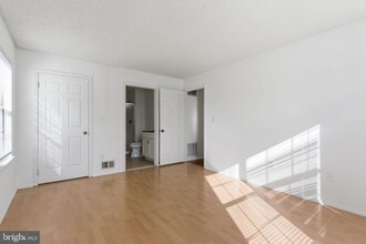 30 Voscek Ct in Trenton, NJ - Foto de edificio - Building Photo