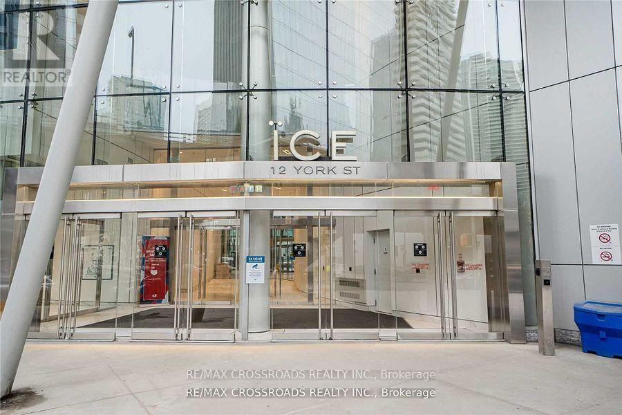 12-2712 York St in Toronto, ON - Building Photo