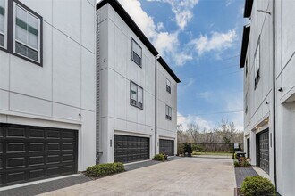 2802 Grand Fountains Dr in Houston, TX - Building Photo - Building Photo