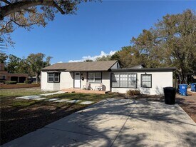 2421 Granada Cir E in St. Petersburg, FL - Building Photo