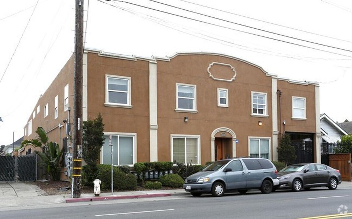 Large well located West Oakland condominium in Oakland, CA - Foto de edificio